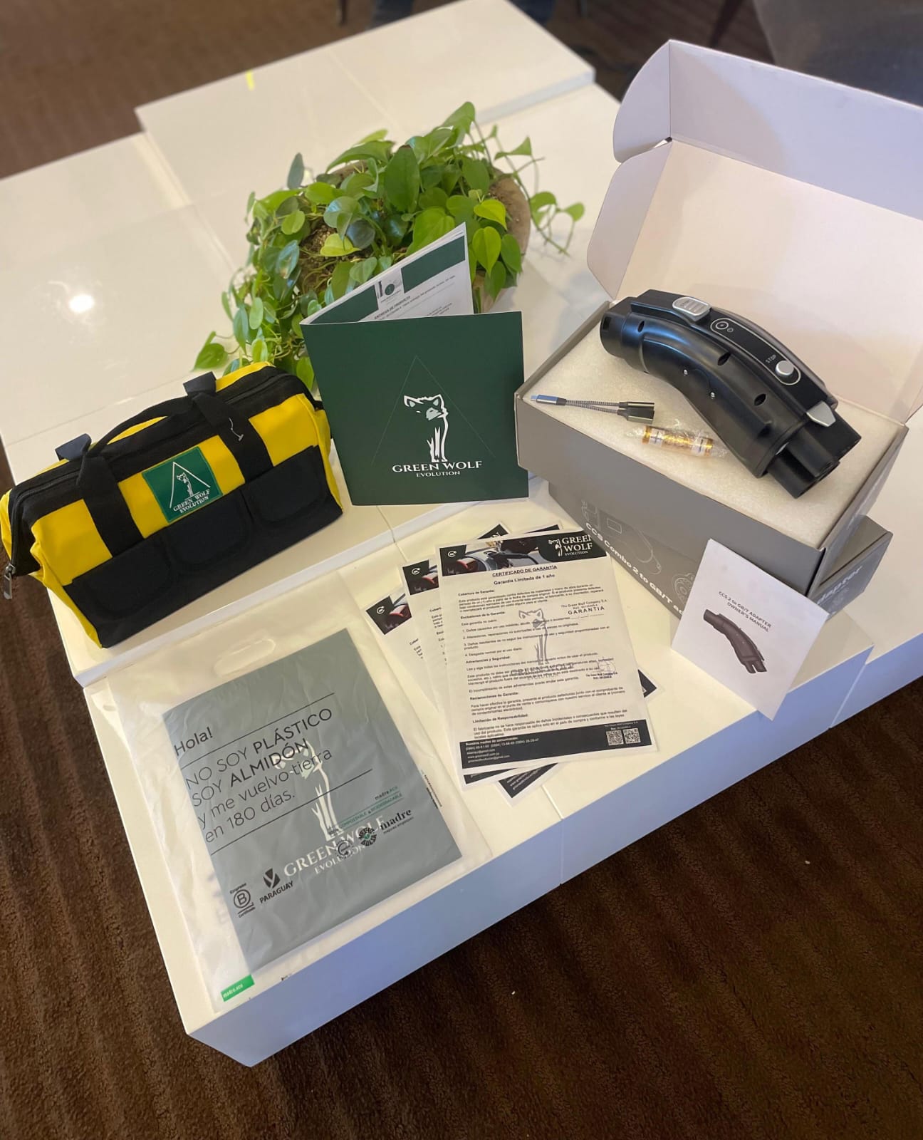 Estación de carga en hotel, vista nocturna