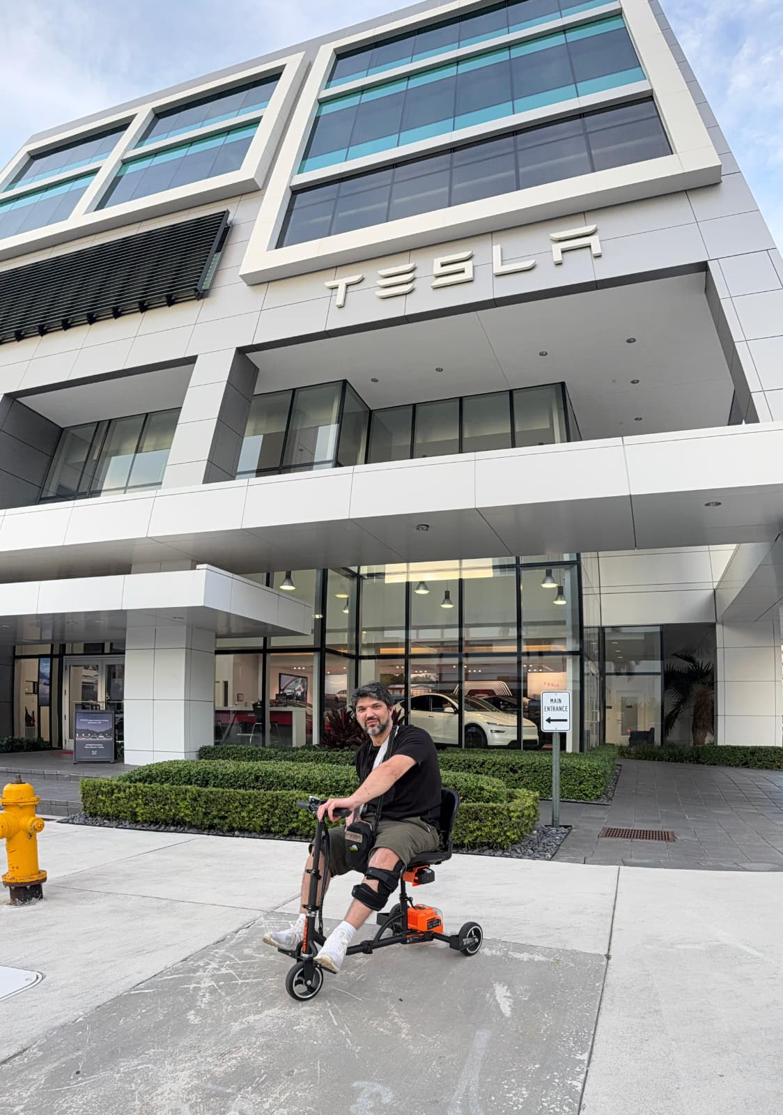 Foto de Wolf en sede Tesla